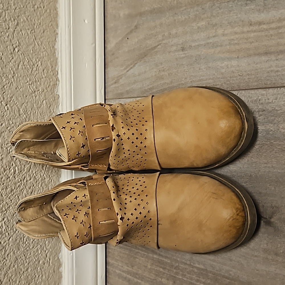 size 7: EDLpresents POP boots tan